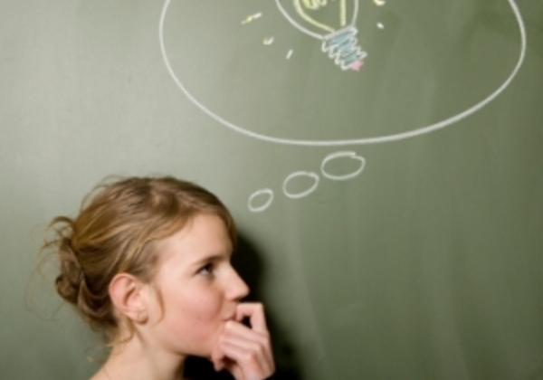 Žena sa ilustracijom ideje iznad glave na zelenoj površini