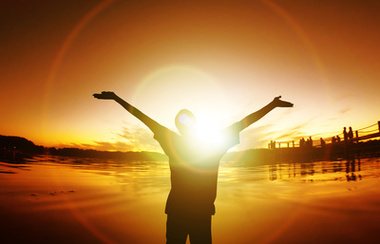 Čovjek s ispruženim rukama Silueta Sloboda Zalazak sunca Energija Život Besplatno narančasta