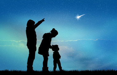 Ljudi gledaju zvijezde padalice