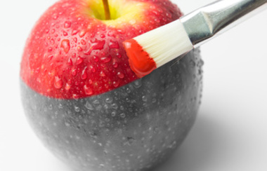 Slikanje svježe crvene jabuke kistom