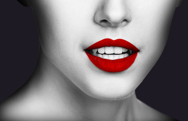 Seksi vampirica s crvenim usnama.