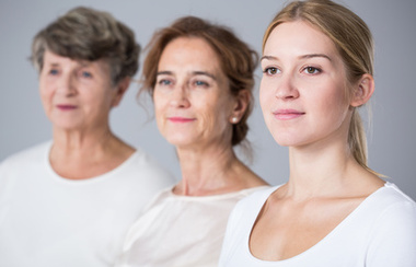 Sretna tinejdžerica s majkom