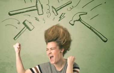 Umorna žena s frizurom i simbolima čekića za glavobolju