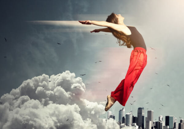 Ilustracija žene koja leti iznad grada