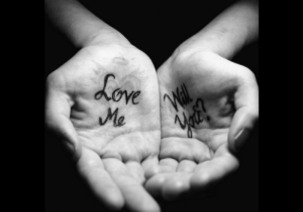 Ruke na kojima piše "volim te" i "hoćeš li"