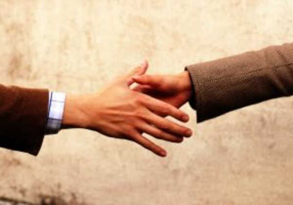 Dve pružene ruke simbol prijateljstva