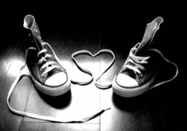 Ilustracija patika i pertle koje izgledaju kao srce