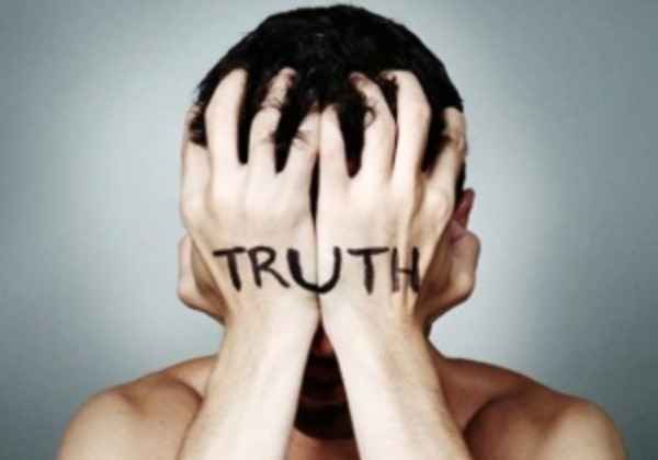 Ilustracija osobe koja se drži za glavu i na rukama stoji natpis "TRUTH".