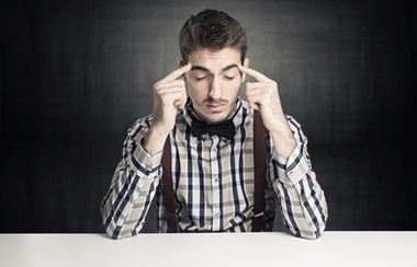 mladi genij koncentriran na tamnoj pozadini