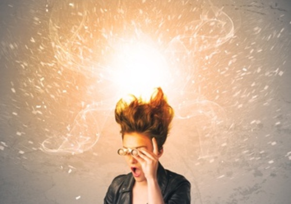 Mlada energična žena sa crvenom kosom