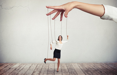 Žena izgleda kao lutka na koncima