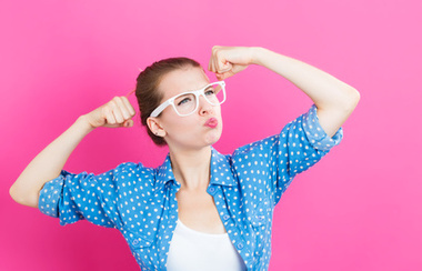 Moćna mlada žena na ružičastoj pozadini